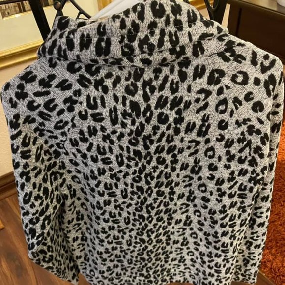 DEREK HEART sz L. animal print.. in great condition.. Greyish- black - Picture 4 of 4